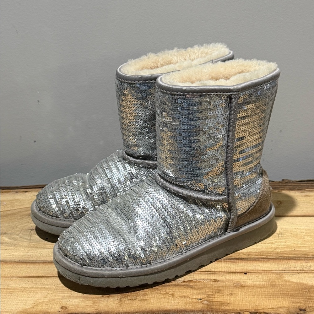 EUC UGG Australia Classic Short Sparkle Kids Sz 4 A38